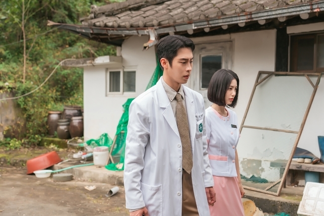 Lee Jae-wook and Shin Ye-eun Tease Chaotic Island Life in 'Doctor Island Boy' 2 사진=KT스튜디오지니