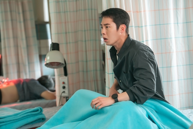 Lee Jae-wook and Shin Ye-eun Tease Chaotic Island Life in 'Doctor Island Boy' 3 사진=KT스튜디오지니