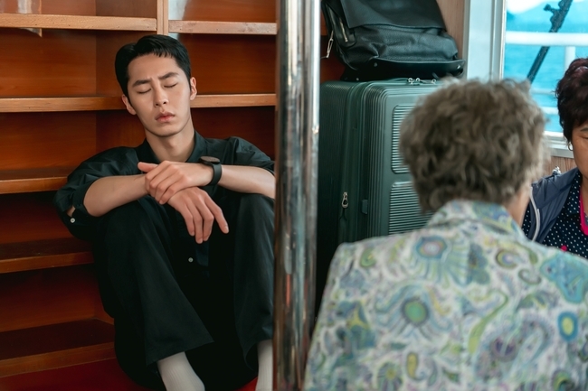 Lee Jae-wook and Shin Ye-eun Tease Chaotic Island Life in 'Doctor Island Boy' 4 사진=KT스튜디오지니
