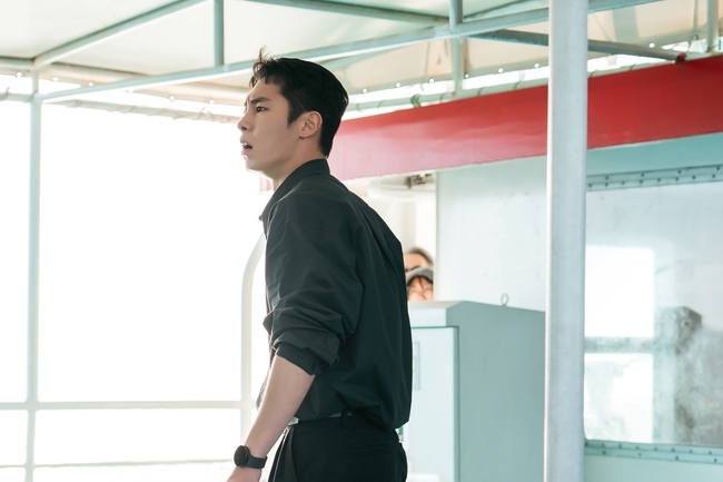 Lee Jae-wook and Shin Ye-eun Tease Chaotic Island Life in 'Doctor Island Boy' 5 사진=KT스튜디오지니