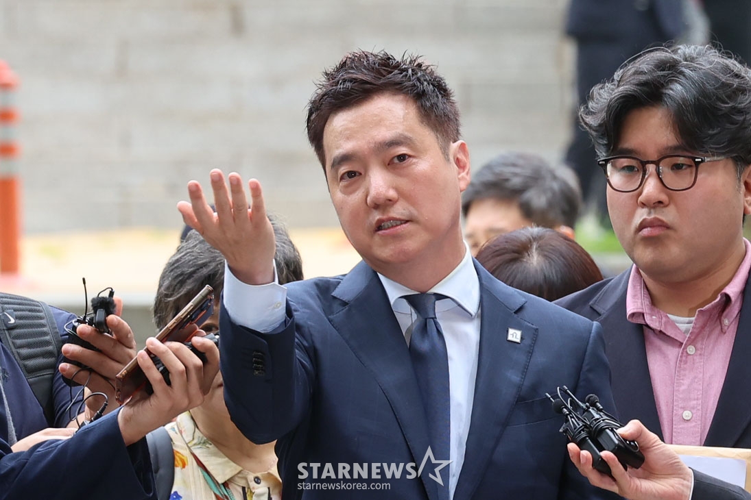[Seoul=Newsis] Reporter Kwon Chang-hoe = Kim Se-ui, representative of Garo Sero Institute, is answering questions from reporters while attending a pre-arrest interrogation (warrant substantive examination) on the 26th at the Seoul Central District Court in Seocho-gu, Seoul, on charges of violating the Act on Special Cases Concerning the Punishment, etc. of Sexual Crimes (distribution of recordings using cameras, etc.). 2026.05.26. / Photo = Kwon Chang-hoe