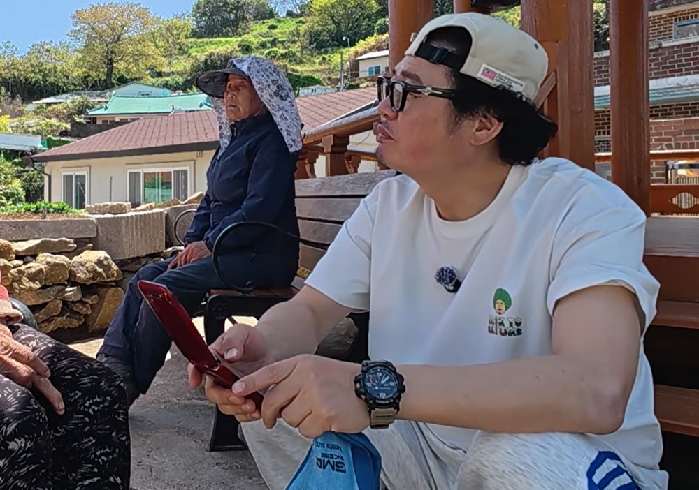 Comedian Yoon Taek Spreads Love: Repairs Dilapidated Home for Elderly Resident and Makes Heartwarming Donations 3 20260527121310776fncy