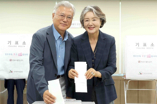 문재인 전 대통령과 김정숙 여사가 6·3지방선거 사전투표 첫날인 29일 경남 양산시 하북면 주민자치센터에 마련된 사전투표소에서 투표하고 있다./ 사진=연합뉴스