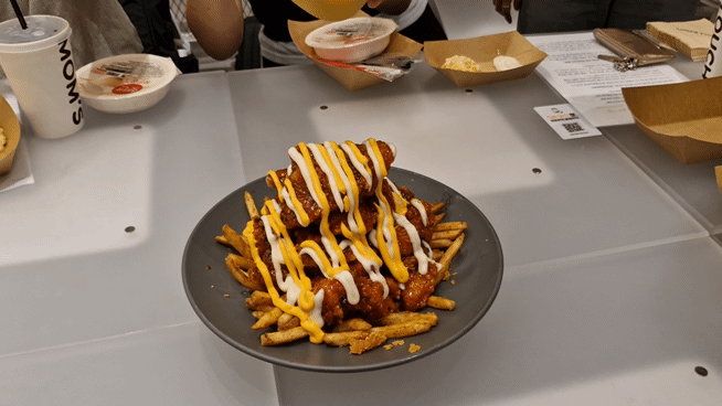 맘스터치의 신제품 '핫치즈밤' 치킨 위에 멜팅된 그뤼에르 치즈와 슈레드 치즈가 흘러내리는 모습. ⓒ데일리안 김찬주 기자