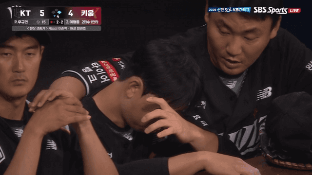 전날(30일) 눈물을 흘리는 이강민(가운데). /사진=TVING 캡처