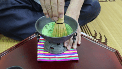 차선으로 말차를 만드는 모습. 가예원
