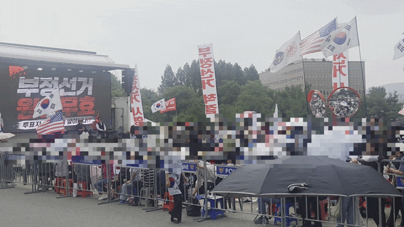 4일 오전 경기 과천 중앙선관위원회 청사 앞에서 투표용지 부족 사태와 관련해 부정선거를 주장하는 시위대가 모여 있다. /강정아 기자