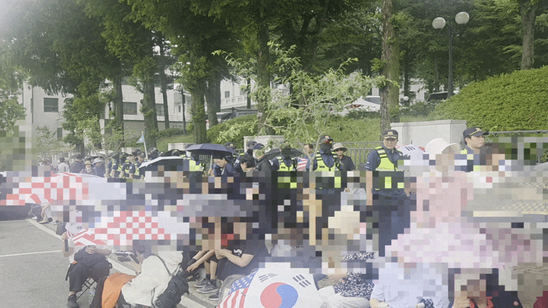 4일 오전 경기 과천 중앙선관위원회 청사 앞 시위대 주위를 경찰관들이 줄지어 순찰하고 있다. /강정아 기자