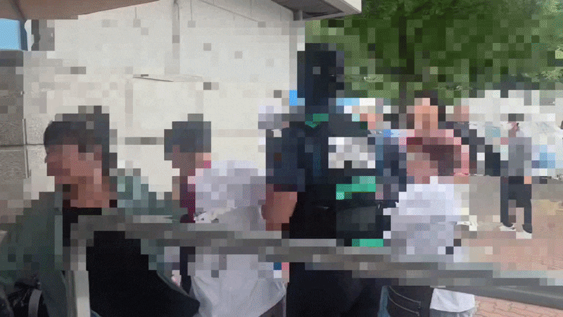4일 오후 5시 30분쯤 경기 과천시 중앙선거관리위원회 청사에서 나오는 직원들을 시위 참가자가 잡아 끌고 있다. /강정아 기자