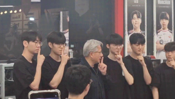 젠슨 황 엔비디아 최고경영자(CEO)가 5일 서울 마포구 ‘T1 베이스 캠프’를 방문해 ‘페이커‘ 이상혁을 비롯한 e스포츠 구단 T1의 리그 오브 레전드(LoL) 선수단과 ‘페이커’의 시그니처 포즈를 취하고 있다.2026.6.5. ⓒ 뉴스1 신은빈 기자
