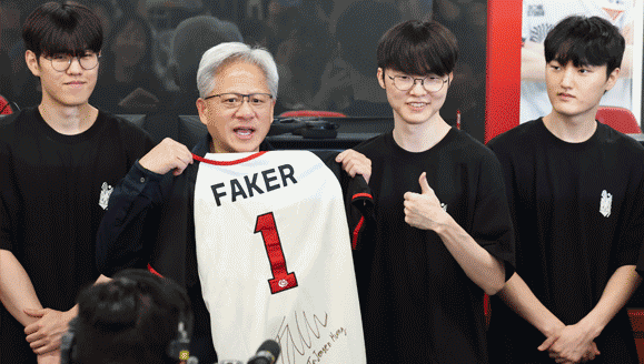 젠슨 황 엔비디아 최고경영자(CEO)가 5일 서울 마포구 ‘T1 베이스 캠프’를 방문해 ‘페이커‘ 이상혁을 비롯한 e스포츠 구단 T1의 리그 오브 레전드(LoL) 선수단을 만나고 있다. (공동취재) 2026.6.5 ⓒ 뉴스1