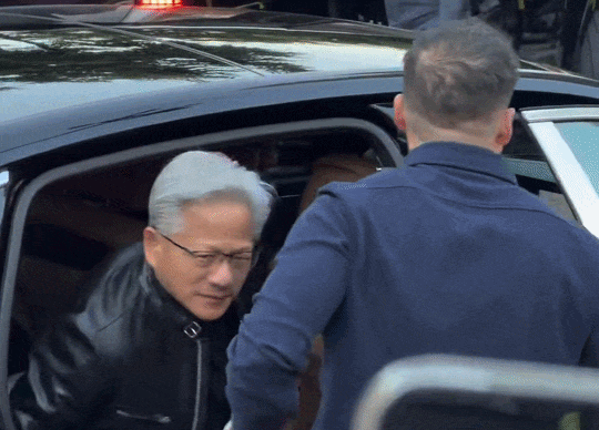 만찬 회동 장소에 도착해 차에서 내려 인사하는 젠슨 황 엔비디아 CEO(제공=독자)