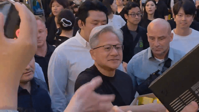 젠슨 황 엔비디아 최고경영자(CEO)가 지난 5일 서울 마포구 홍대입구역 식당 앞에서 기다리던 시민들에게 과자를 나눠주고 있다. 영상=김대영 기자