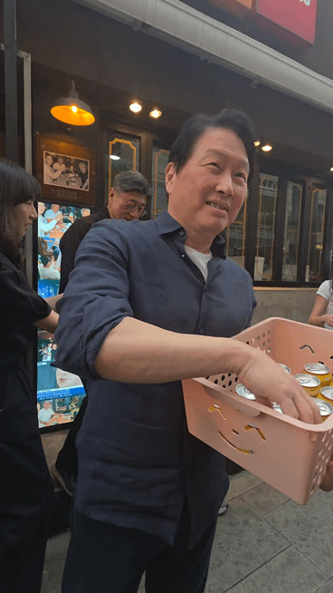 최태원 SK그룹 회장이 7일 서울 강남구 삼성동 깐부치킨 앞에서 시민들에게 비락식혜를 건네고 있다. [영상=박지은 기자]