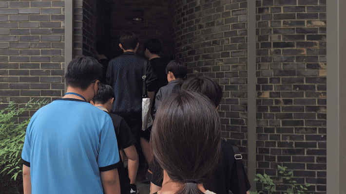 [서울=뉴시스] 정예빈 기자 = 경기 영성중학교 역사 동아리 '피스메이커' 학생들이 1일 옛 남영동 대공분실 건물로 들어가고 있다. 2026.06.01. 5757@newsis.com