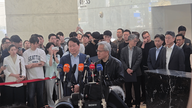 최태원(왼쪽) SK그룹 회장과 젠슨 황 엔비디아 최고경영자(CEO)가 8일 서울 종로구 SK서린빌딩에서 열린 공동 브리핑에서 취재진 질문에 답하고 있다./영상=강민경 기자