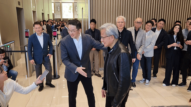 박수치는 젠슨 황(가운데) 엔비디아 창업자 겸 최고경영자(CEO)./영상=도다솔 기자