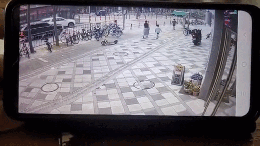 인도로 돌진하는 버스를 피한 어머니와 아들. 스레드 캡처