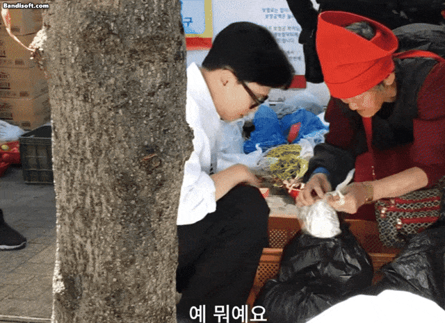 한동훈 무소속 의원이 부산 북구갑 후보 이던 지난달 7일, 부산 북구 구포시장에 들렀다가 좌판 채소가게를 운영하는 김보갑 할머니가 싸준 찰밥을 받는 모습. 유튜브 한동훈 채널 캡처