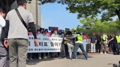 11일 오전 서울 송파구 올림픽공원 핸드볼경기장 2-1게이트 앞에서 한 중년 여성이 체육단체 직원들의 기자회견을 방해하다 경찰에 의해 제압되고 있다.(영상=권아인 수습기자)