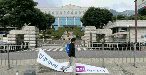 '민주주의 꽃은 매진입니다' 현수막 거는 이제석 대표 [이제석 광고연구소 제공. 재판매 및 DB 금지]