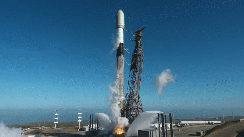 11일 SpaceX가 캘리포니아 반덴버그 우주센터에서 팰컨9 로켓이 스타링크 위성 24개를 싣고 발사됐다. /X