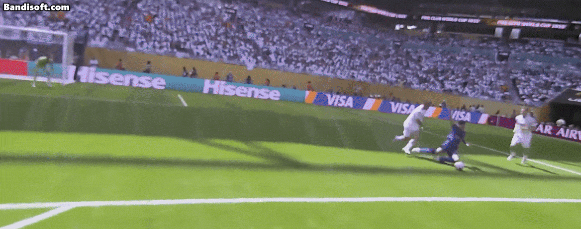FIFA 심판이 레프캠(Ref Cam)을 착용한 채 경기를 진행하고 있다. FIFA는 심판 시점 영상을 실시간 중계와 판독 보조 시스템에 활용하기 위해 레프캠 기술을 확대 적용하고 있다.[FIFA홈페이지]