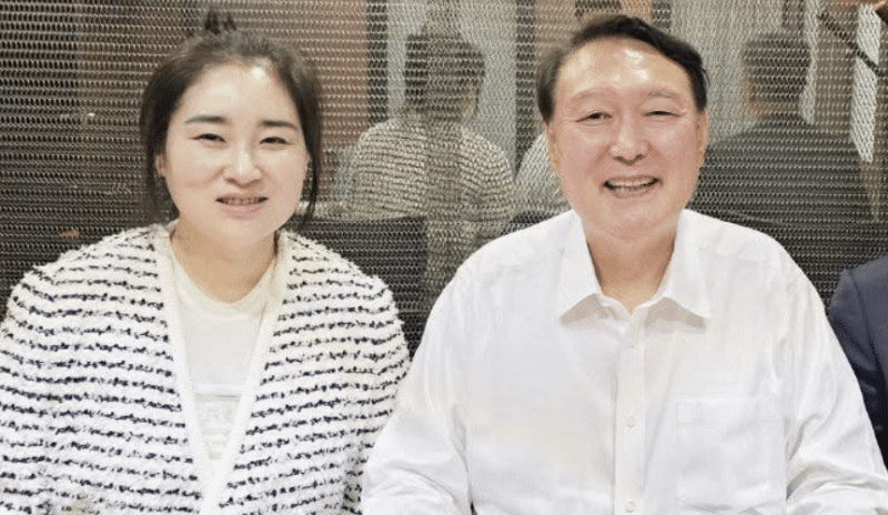 김계리 변호사(왼쪽)와 윤석열 전 대통령. 페이스북 캡처