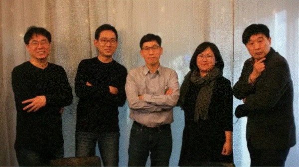 '조국흑서'의 저자들. 왼쪽부터 김경율 회계사, 강양구 기자, 진중권 전 동양대 교수, 권경애 변호사, 서민 단국대 교수. 천년의상상 출판사