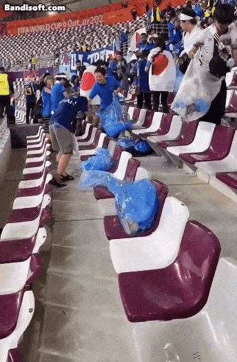 일본 남성 축구팬들이 2026 국제축구연맹(FIFA) 북중미 월드컵에서 경기 이후 관중석에 버려져있는 쓰레기를 치우는 모습. [엑스(X·옛 트위터) 캡처]