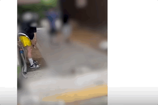 A씨가 발견된 곳은 초등학교와 학원, 아파트 단지가 밀집한 생활권이었다. 아이들과 주민들이 자주 오가는 거리에서 해외 마약 거리 영상에서나 볼 법한 모습이 나타나자 지역 주민들의 불안감은 커졌다. SNS 갈무리