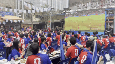 서울 을지로 달맞이광장바베큐 '카스 뷰잉펍'에서 25일 열린 한국 축구 국가대표팀의 경기를 참가자들이 응원하고 있다. ⓒ 뉴스1 황두현 기자