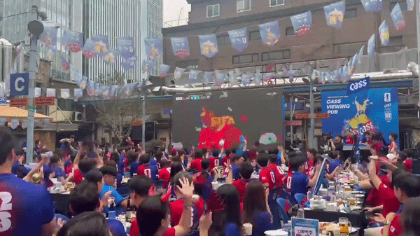 오비맥주 뷰잉펍을 메운 관중들이 손흥민 선수가 화면에 잡히자 박수를 보내고 있다.(사진=지디넷코리아)