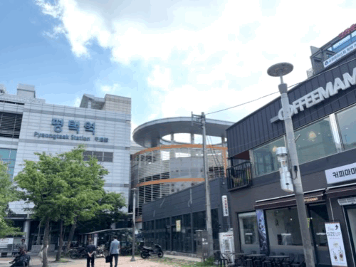 [평택=뉴시스] 이지윤 인턴기자 = 평택역 2번 출구를 나오자 공영주차장과 카페가 자리해 있다.  *재판매 및 DB 금지