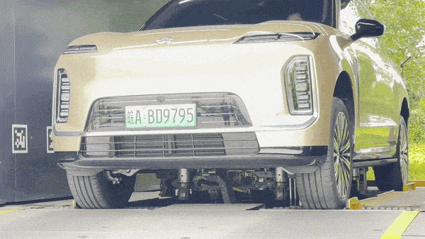 A customer swaps a NIO ES8 Crossover SUV’s battery pack at NIO’s battery swapping station in Hefei, China, on June 11. (Byun Hye-jin/The Korea Herald)