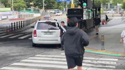 30일 오전 7시쯤 양신현씨가 손짓과 경례로 차량 흐름을 정리하고 있다. 허은선 인턴기자