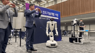 LG전자의 ‘클로이드’ 로봇이 류제명 과학기술정보통신부 제2차관과 함께 '손 하트'를 하고 있다. 2026.6.9 ⓒ 뉴스1 이기범 기자