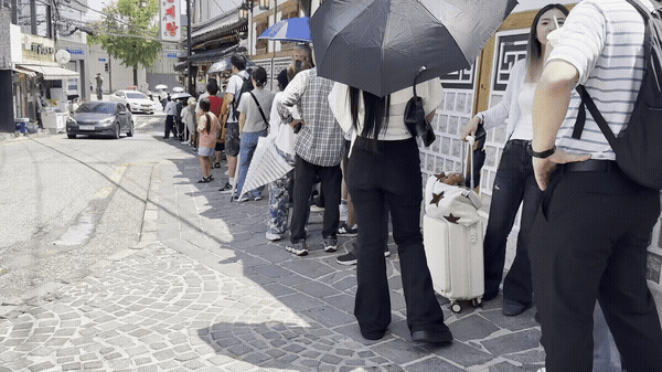 [서울=뉴시스] 조서영 인턴기자 = 15일 시민들이 초복을 맞아 종로구 삼계탕집을 방문하기 위해 대기하고 있다. 2026.07.15. photo@newsis.com *재판매 및 DB 금지