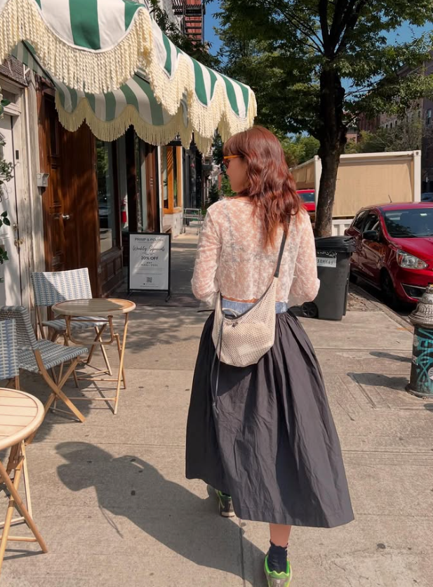 통가죽 끈을 엮은 레드 네트백의 짜임과 라운드 실루엣