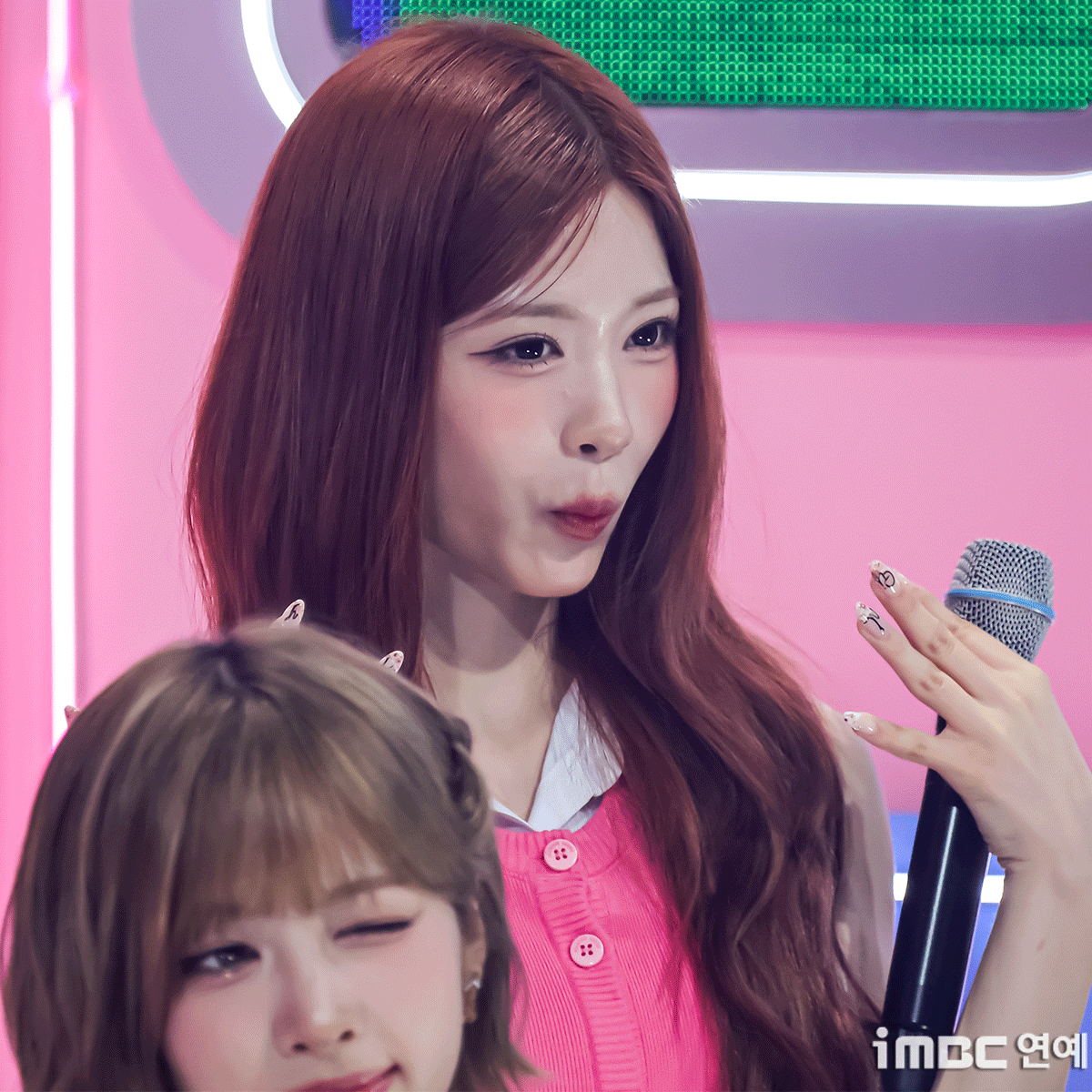 Rescene member Jenna was seen nodding to the rhythm during her favorite part of the song LOVE ATTACK. Through this performance, Jenna captivated fans with her signature vibrant energy and perfect expression of the songs atmosphere.
