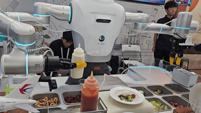 지난 18일 중국 상하이 WAIC 전시관에서 한 로봇이 샐러드 만드는 모습을 시연하고 있다. (영상=이데일리 이명철 특파원)