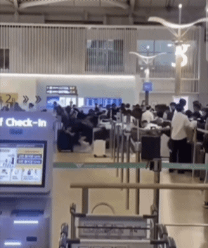 인천공항 출국장 체크인 카운터에서 발생한 새치기 [온라인 커뮤니티 캡처. 재판매 및 DB 금지]