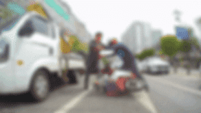 21일 오후 2시쯤 우장산역사거리에서 40대 남성이 우체국 집배원을 폭행하는 사건이 발생했다. / 영상=연합뉴스