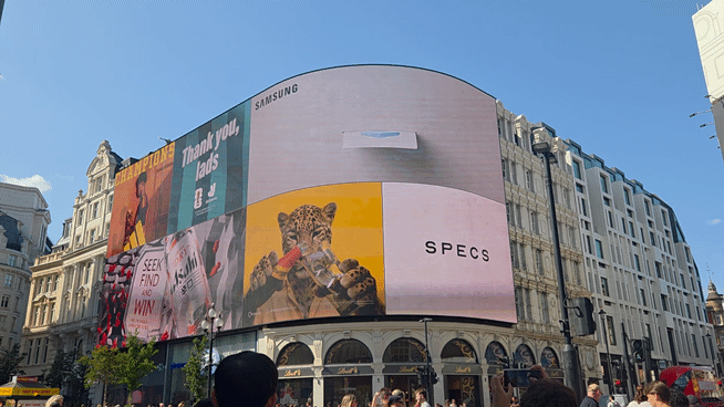 영국 런던 피카딜리 서커스 광장에서 진행되는 삼성전자 갤럭시 언팩 초대장 광고 전경. /영상=김미현 기자