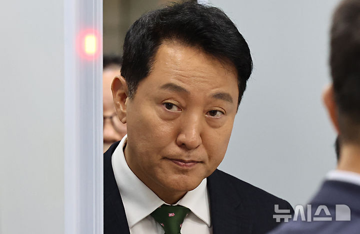 오세훈 1심 벌금 1000만원 선고 당시 서울중앙지방법원 출입구에서 이동하는 모습