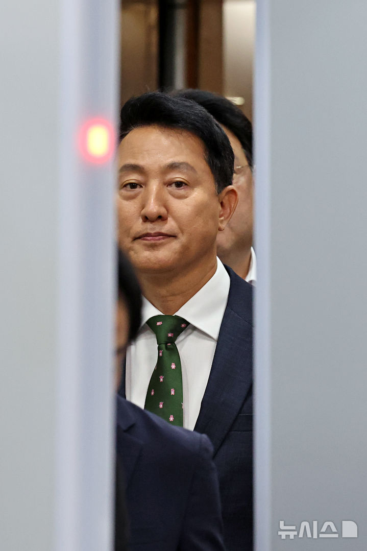 오세훈 정치자금법 위반 1심 선고 당일 서울중앙지법에서 나오는 서울시장 정면 사진