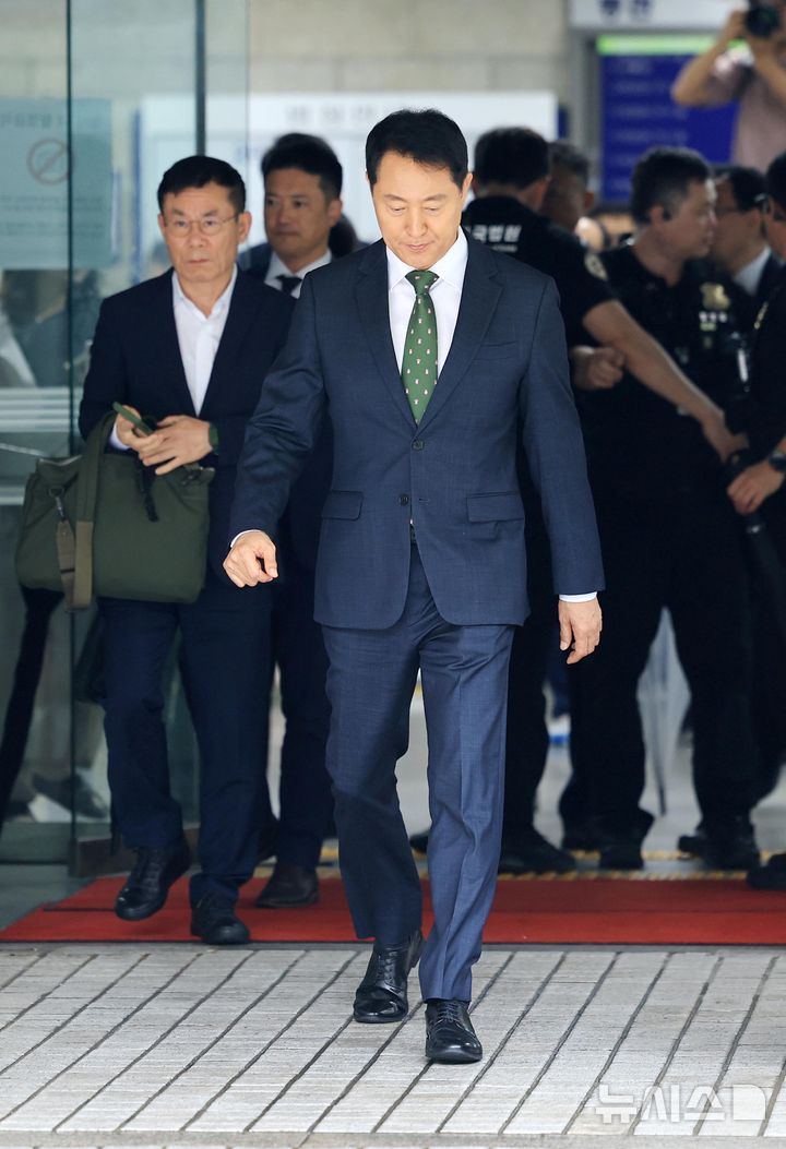 오세훈 서울시장 1심 벌금 1000만원 선고 후 법원 정문을 걸어 나오는 모습