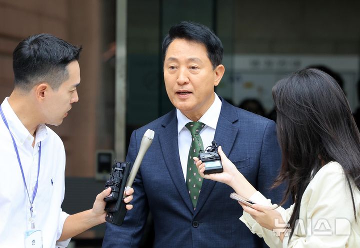 오세훈 1심 벌금 1000만원 추징금 2100만원 선고 후 법원에서 취재진 질문에 답변하는 장면