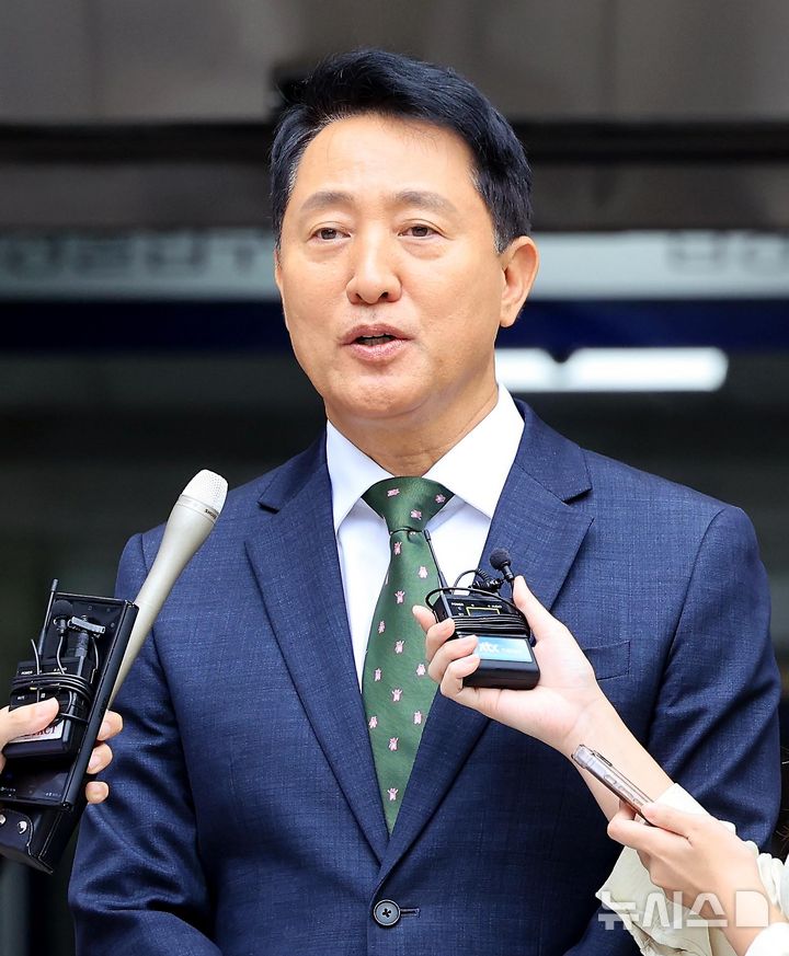 오세훈 정치자금법 1심 선고 결과 발표 뒤 기자들 앞에서 입장을 밝히는 서울시장