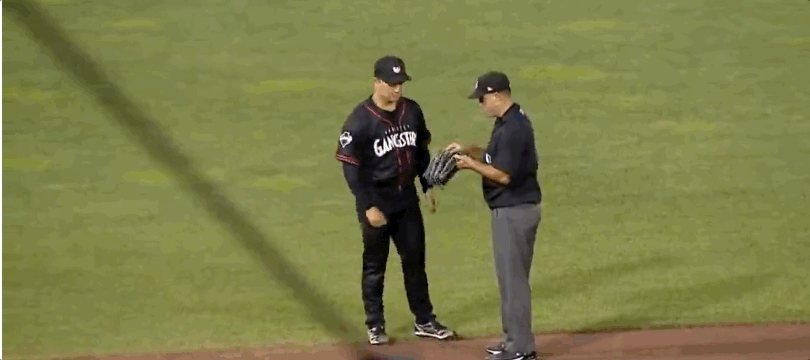 심판진은 글러브를 여러 차례 확인한 뒤 고우석에게 퇴장을 명령했다. 고우석은 통역을 통해 상황을 설명했지만, 판정은 바뀌지 않았다. 문제의 글러브도 심판진이 회수했다. MLBTV